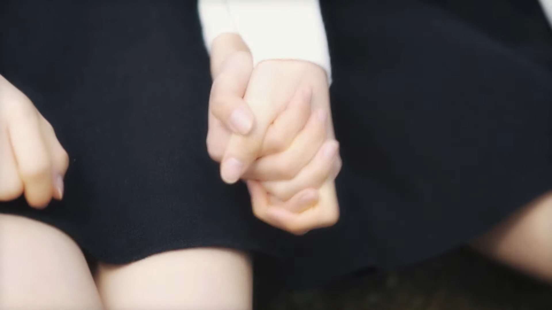 Heejin and Hyunjin holding hands.